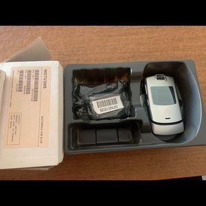 Motorola RAZR V3 (Silver/Chrome) verizon flip phone new